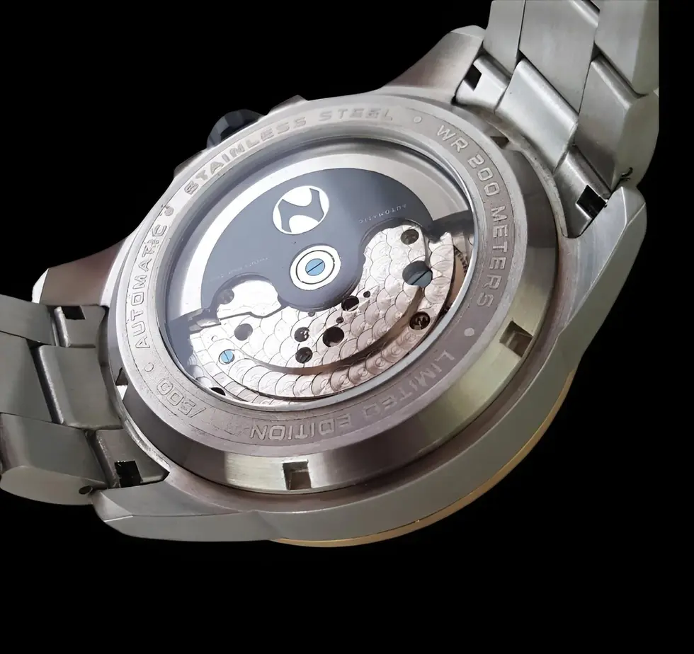 montre automatique NUBEO Voyager Black Out inspirée de l'exploration spatiale à double balancier en parallèle