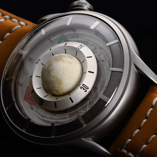 lune lumineuse au centre d'un cadran de la montre OVD