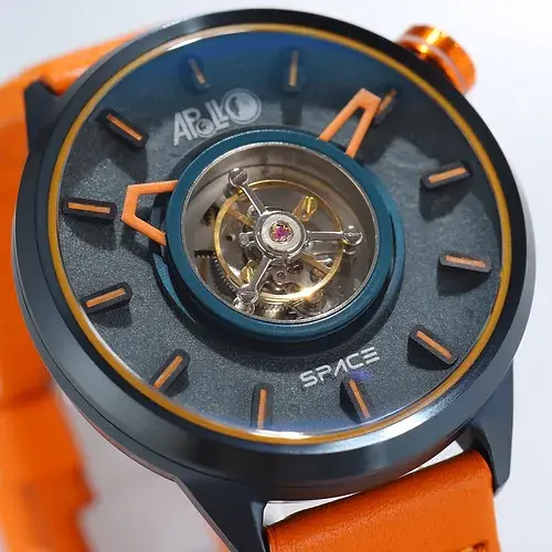une montre à tourbillon central spectaculaire et une esthétique orange vibrante inspirée des missions spatiales