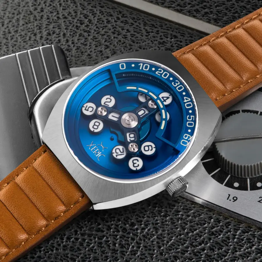 XERIC Scrambler Wandering Hour Tan Blue inspirée des boîtiers horlogers des années 70, elle revisite les codes du vintage