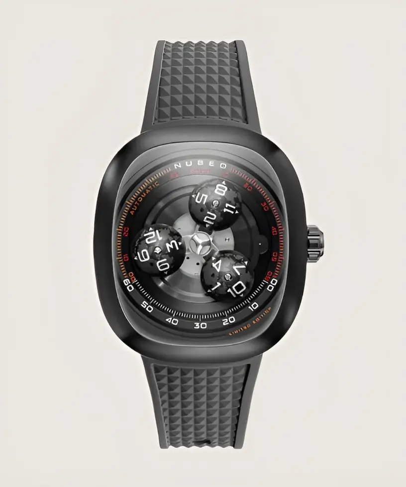 NUBEO Tri-Star Orbit Trois aiguilles en forme de dôme, gravées comme des astres miniatures, gravitent autour d’un carrousel