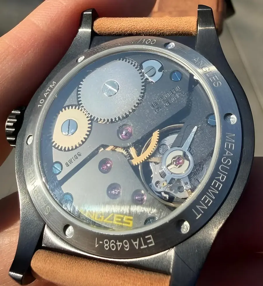 Montre à heure sautante coaxiale. disque des heures et guichet sont sur l aiguille qui pointe les minutes sur le cadran