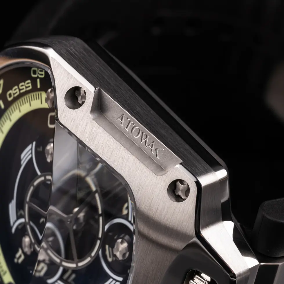 montre automatique heure vagabonde offrant une lecture du temps aussi fluide qu’énigmatique ATOWAK Spaceship Nebula Silver