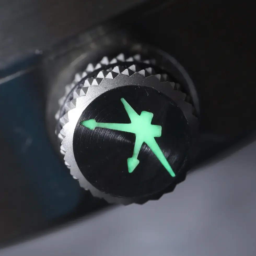 KAAL Multiverse montre sur disque rotatif inspirée du système solaire. au centre du cadran brille un astre