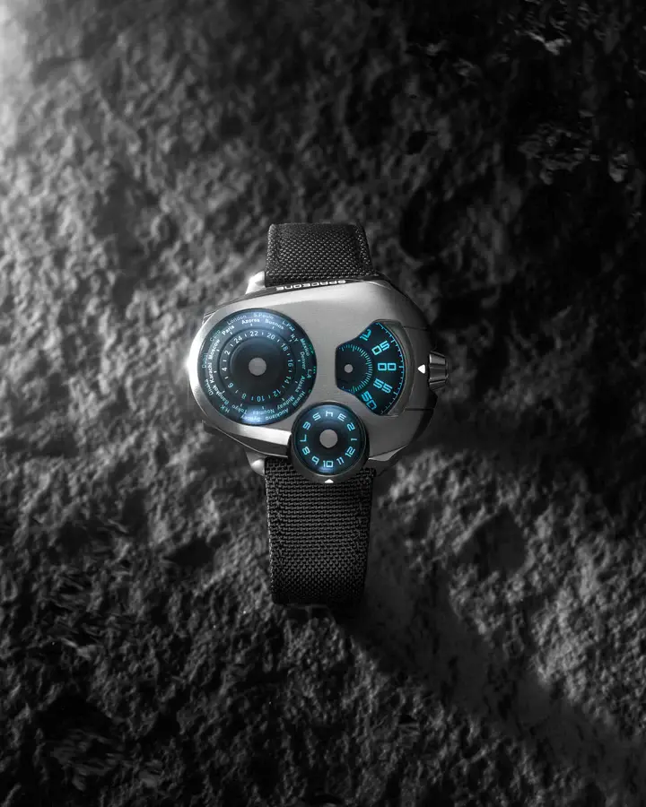 Spaceone Worldtimer une lecture inédite du temps mondial associé à un design space age captivant