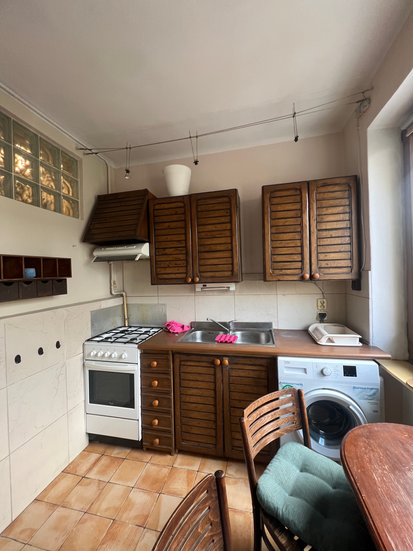 Drewniane meble kuchenne w kolorze brązowym