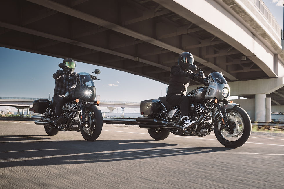 A Indian Sport Chief RT é mais minimalista e o escape 2em 2 faz com que os alforges tenham menos capacidade