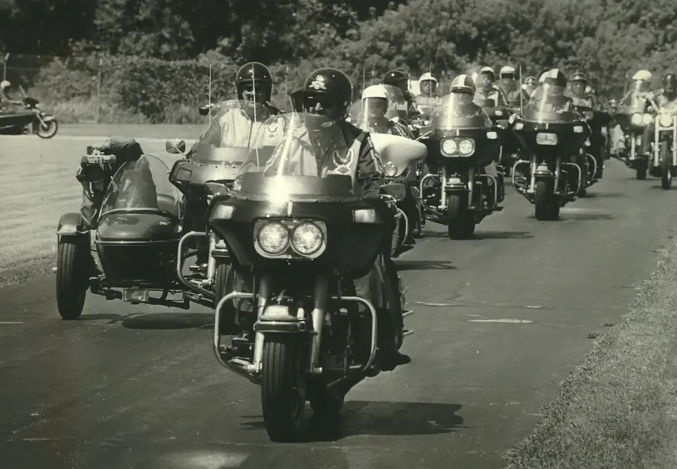 NO DIA EM QUE WILLIE G. DAVIDSON ASSUMIU O CONTROLE DA HARLEY-DAVIDSON DA AMF OS MOTOCICLISTAS SAIRAM EM COMBOIO PARA COMEMORAR