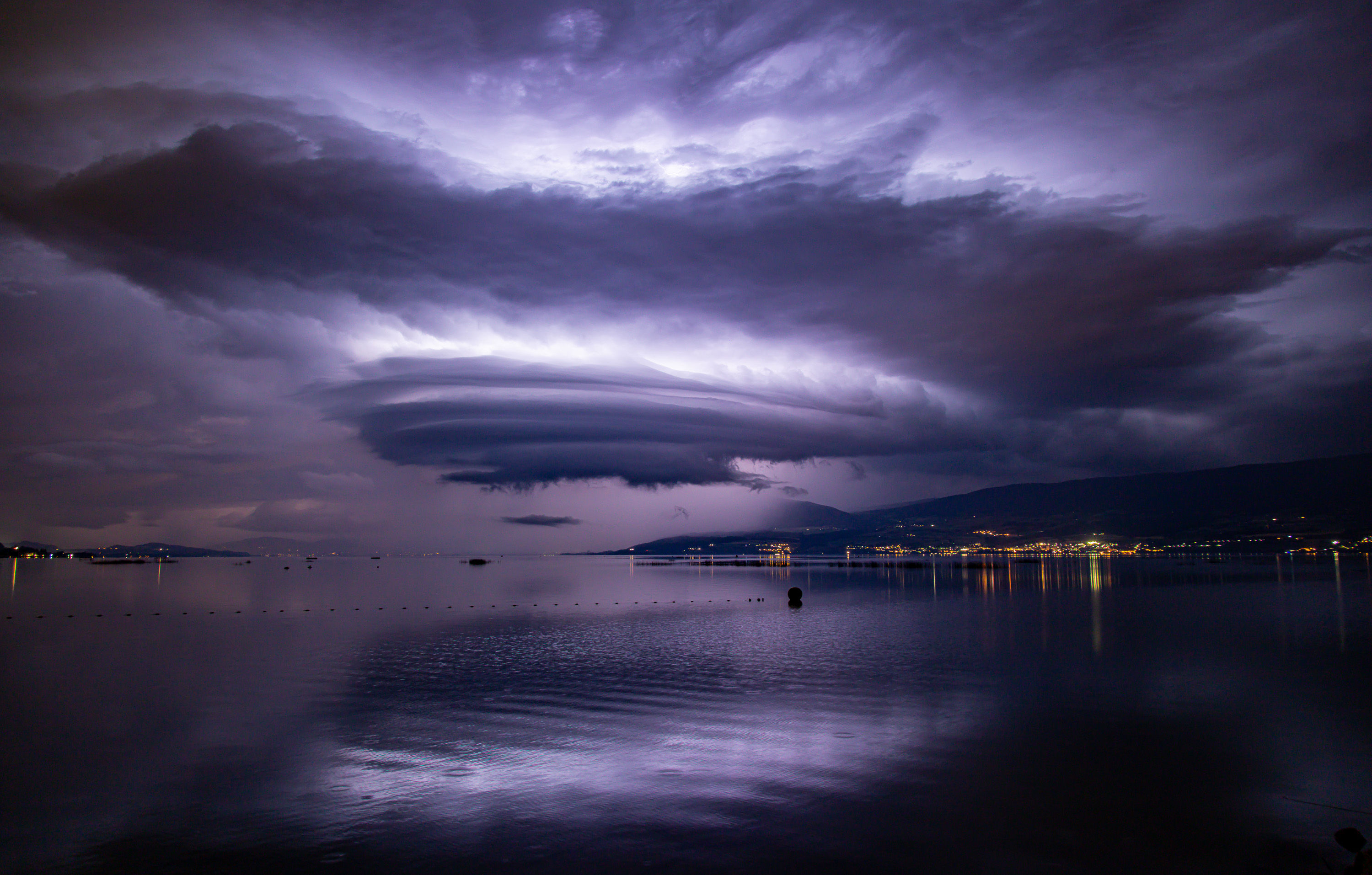 Orage supercellulaire sur le lac de Neuchâtel (Suisse)