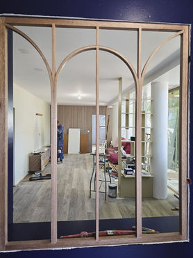 Création appartement sous terrasse maison Marseille, aménagement espace indépendant, rénovation et transformation intérieure, porte dissimulée, chambre cachée derrière mur, verrière sur mesure, salon séjour avec cuisine existante, réagencement volumes, architecture intérieure PACA, agence d’architecture basée à Marseille, valorisation immobilière et optimisation surface habitable.