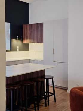 Rénovation d’un loft mixte à Marseille comprenant 50 m² d’appartement et 50 m² de studio de tatouage professionnel, espace ouvert avec verrière intérieure, parquet bois, murs texturés effet minéral, papier peint artistique panoramique, mobilier vintage et espace de travail lumineux, projet d’architecture intérieure en région PACA combinant usage habitation et activité libérale, aménagement sur mesure et optimisation des volumes.