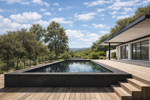 Piscine contemporaine avec terrasse en bois sur les hauteurs d’Aix-en-Provence, devant une maison moderne blanche avec pergola noire et végétation méditerranéenne.