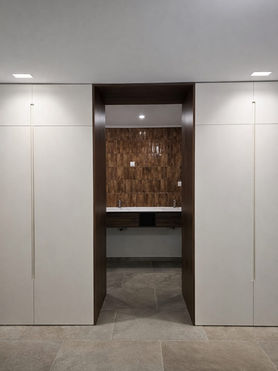 Rénovation intérieure maison 120 m² en copropriété, réagencement total des espaces, modernisation maison plain-pied, création suite parentale et deuxième chambre, mezzanine ouverte sur séjour, optimisation volumes et lumière naturelle, projet architecture intérieure en région PACA, agence d’architecture basée à Marseille, restructuration habitation, valorisation immobilière.