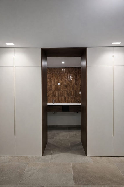 Rénovation intérieure maison 120 m² en copropriété, réagencement total des espaces, modernisation maison plain-pied, création suite parentale et deuxième chambre, mezzanine ouverte sur séjour, optimisation volumes et lumière naturelle, projet architecture intérieure en région PACA, agence d’architecture basée à Marseille, restructuration habitation, valorisation immobilière.
