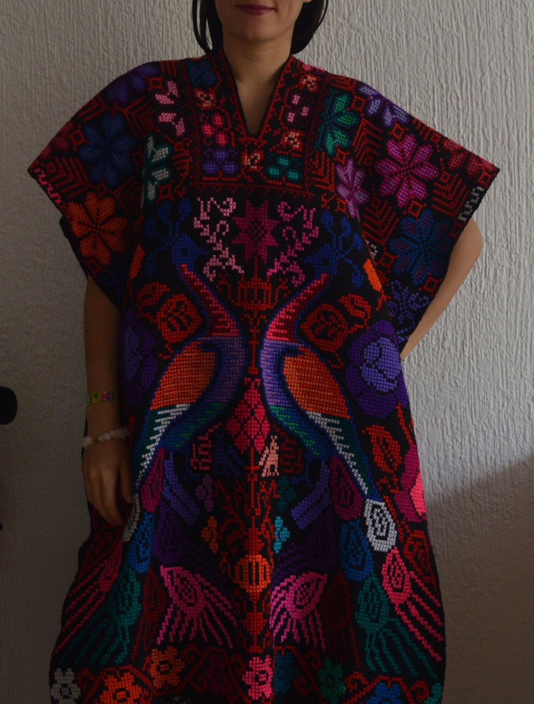 La fugitiva. Poncho bordado a mano