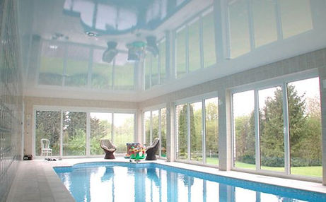 Plafond tendu au dessus d'une piscine