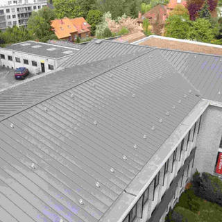 Staalplaat imitatie zink staande naad - gemeentehuis Heverlee
