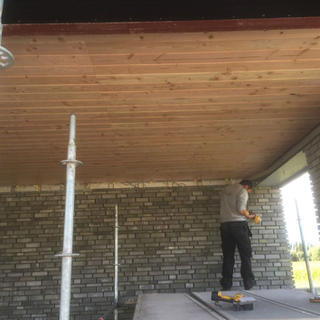 Bekleden oversteek in Douglas planchetten - woning Mechelen