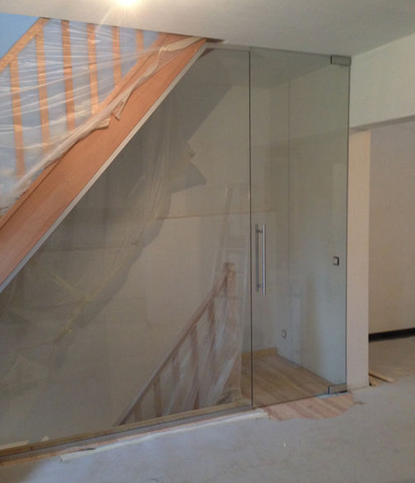 kast en glazen deur onder de trap