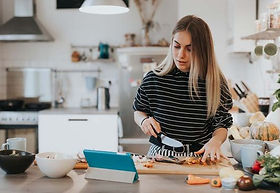 Vrouwelijke tiener volgt het kookrecept via tablet