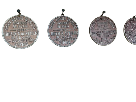Anciens prix ronds en métal pour la récompense du meilleur cheval.