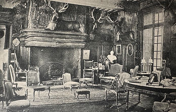 Photo en noir et blanc de la Salle des Cerfs au Château de Louÿe