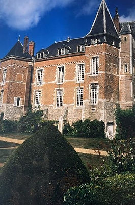 Photo de l'extérieur de la tour du Château de Louÿe