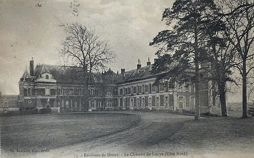Photo en noir et blanc du champ d'entrée du Château de Louÿe, avec vue sur l'accès principal.