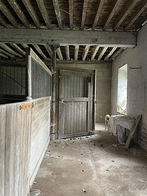 Photo des écuries du Château de Louÿe avec porte en bois et métal