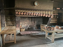 Photo de la cuisine du Château de Louÿe avec une grande cheminée ancienne