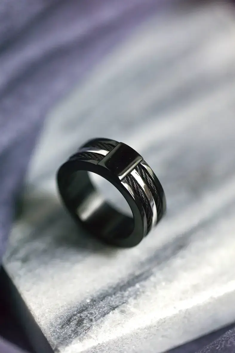 bague épaisse pour homme en acier inoxydable noir et câbles