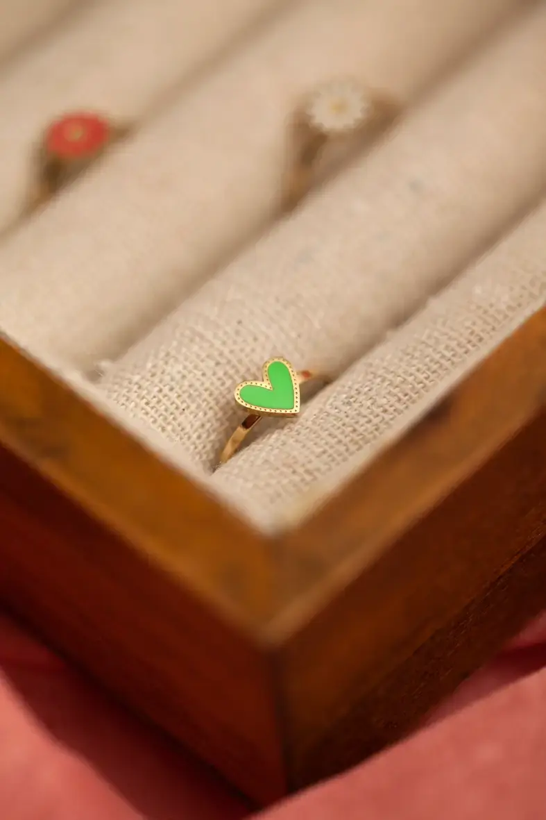 Thumbnail: bague ajustable pour enfant en acier inoxydable doré avec un coeur vert fluo