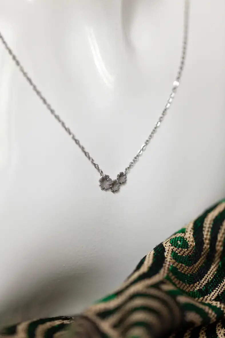 Miniature : collier en acier inoxydable argenté avec un pendentif composé de trois petites fleurs accolées les unes aux autres