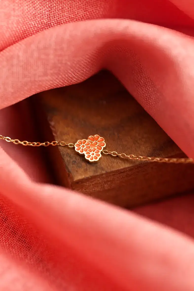 bracelet ajustable pour enfant en acier inoxydable doré avec trois fleurs orange