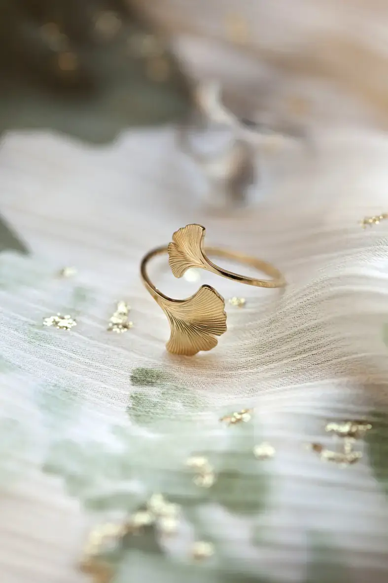 Thumbnail: bague ajustable deux feuilles de ginkgo biloba en acier inoxydable doré