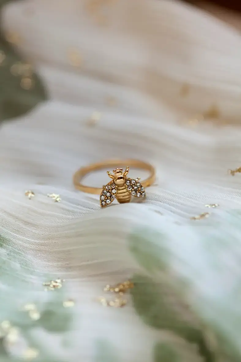 bague ajustable en acier inoxydable avec une abeille dorée décorée de strass sur les ailes