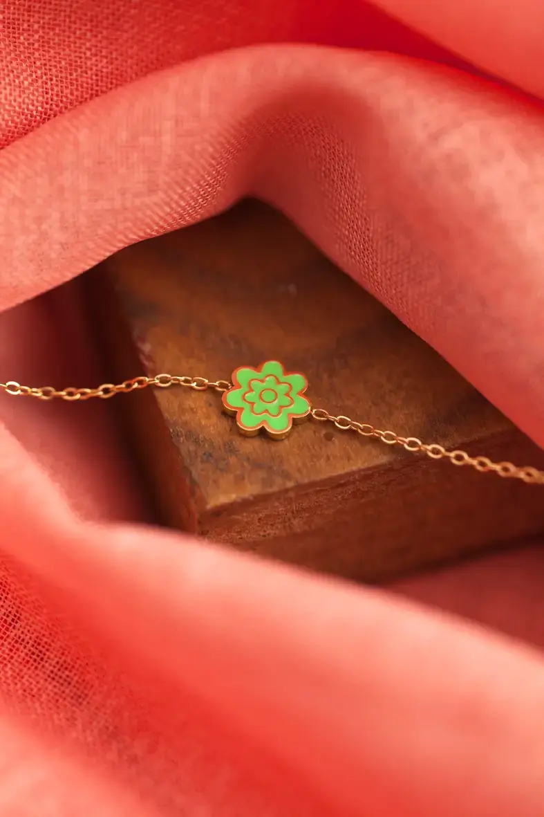 Miniature : bracelet ajustable pour enfant en acier inoxydable avec une fleur émaillée verte