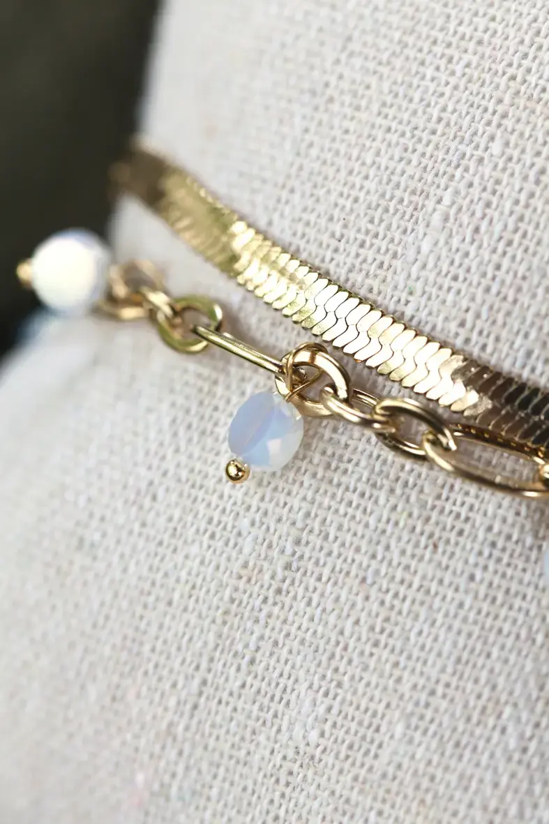 Thumbnail: vue de près du bracelet double chaines en acier inoxydable et perles blanches rondes nacrées