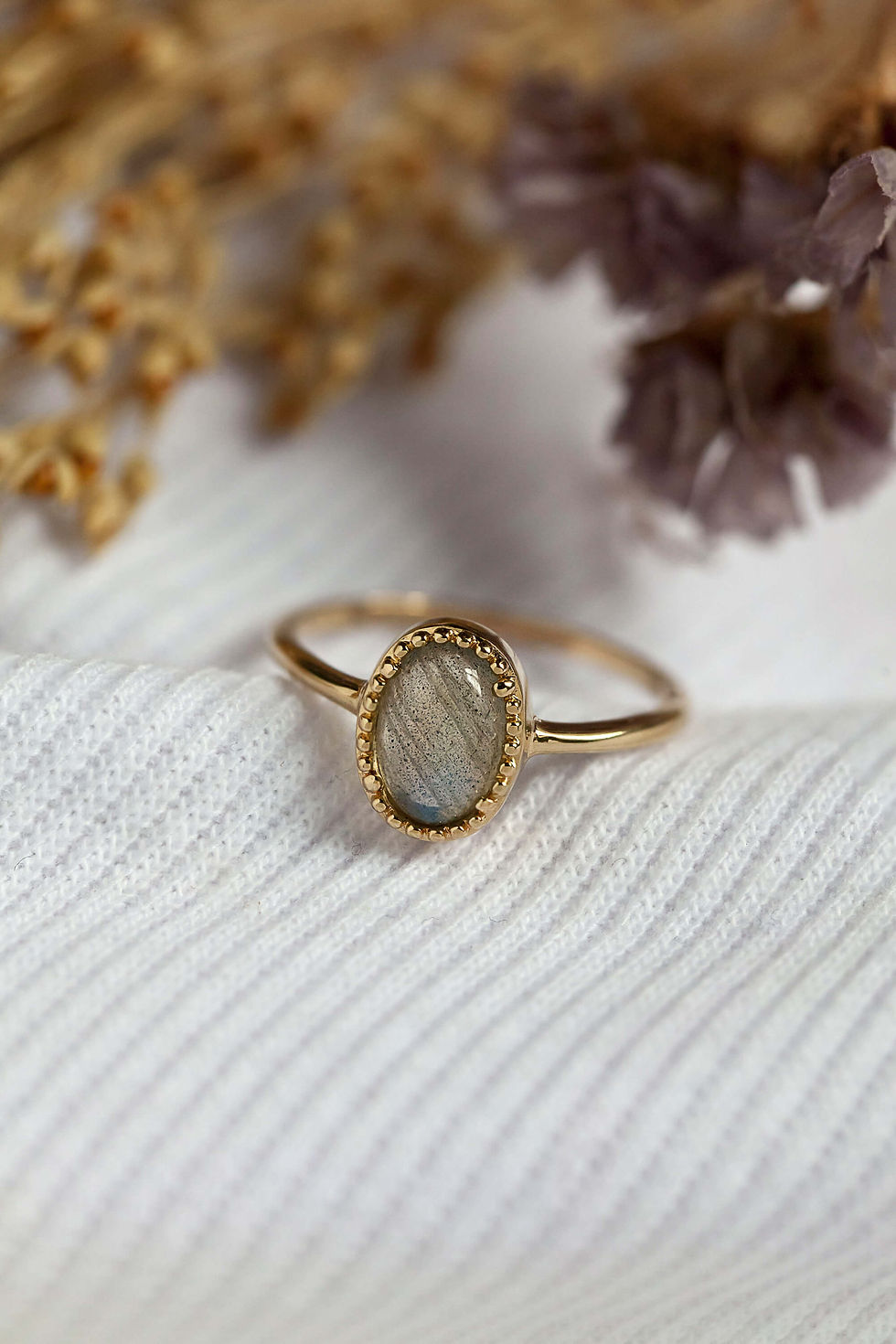 Miniature : bague cabochon oval perlé en plaqué or et labradorite