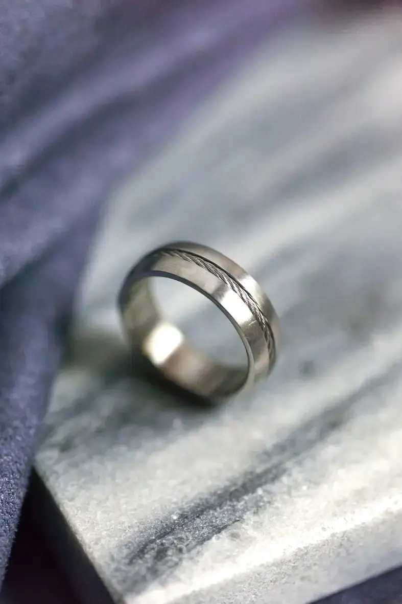 bague en acier inoxydable avec un petit câble gris tout autour