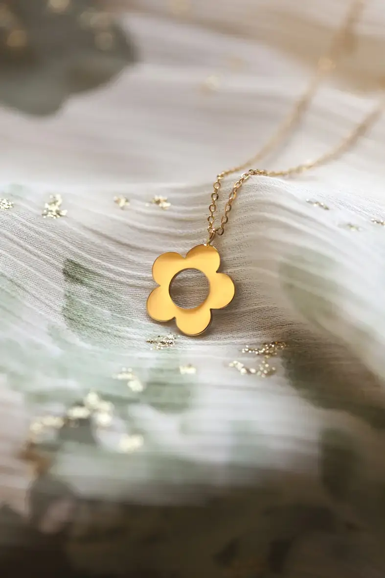 collier pendentif fleur perçée au centre en acier inoxydable doré