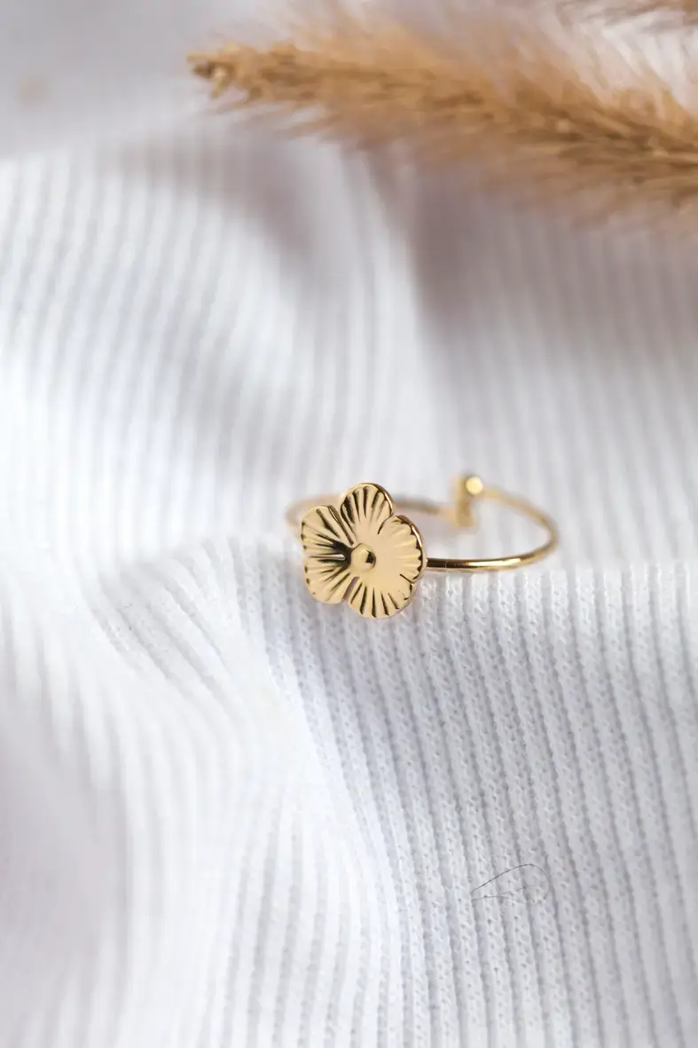 bague ajustable en acier inoxydable doré avec une petite fleur