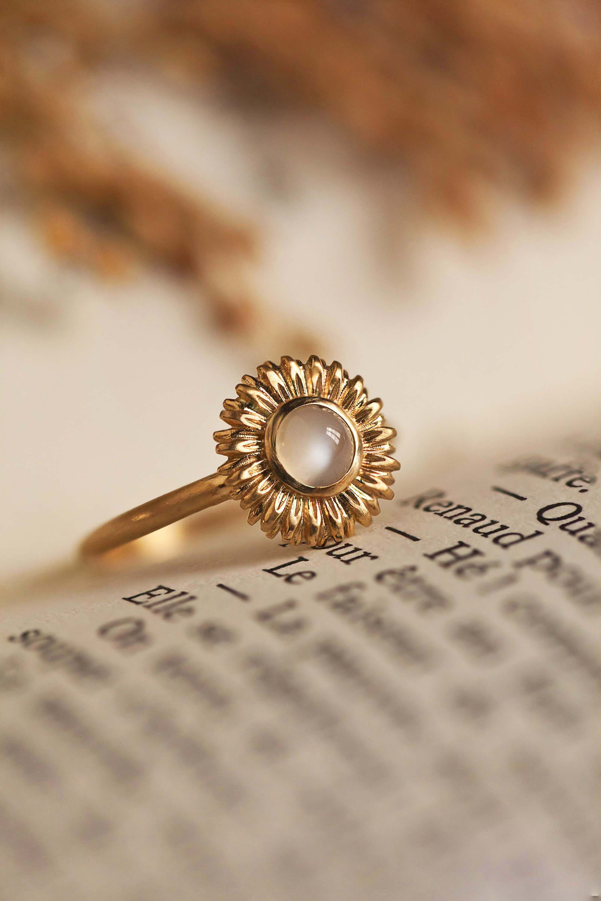 bague pour femme en plaqué or mat en forme de fleur sertie d'une pierre de lune blanche ronde