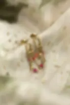 boucles d'oreilles pendantes rectangle martelé et pampilles étoiles et perles roses