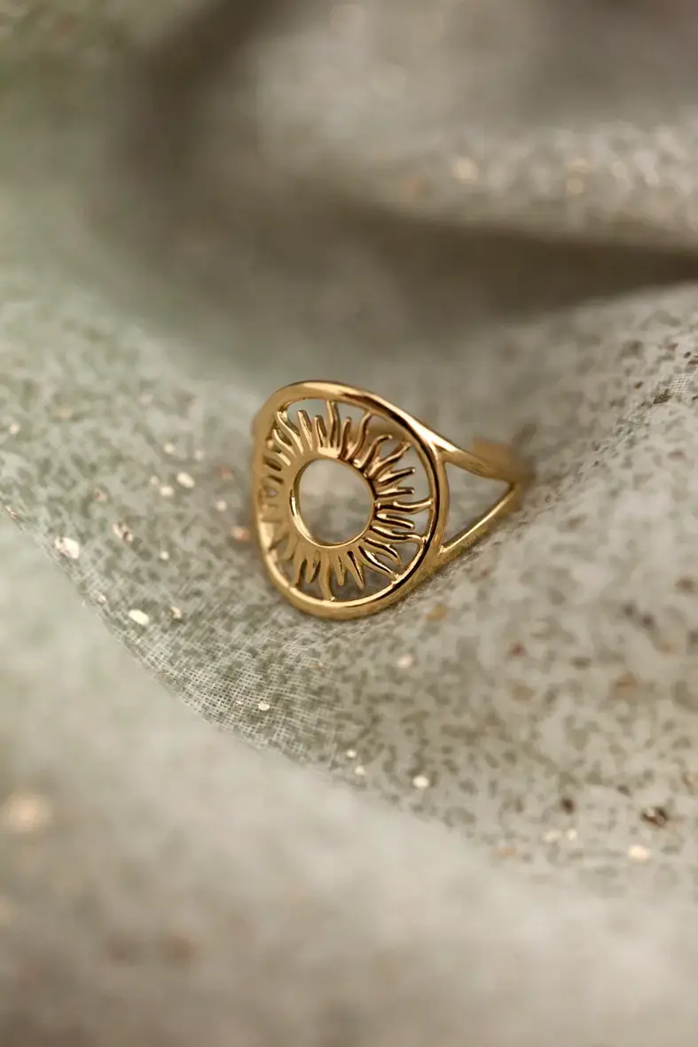 bague ajustable en acier inoxydable avec une médaille ovale ajourée avec un soleil à l'intérieur