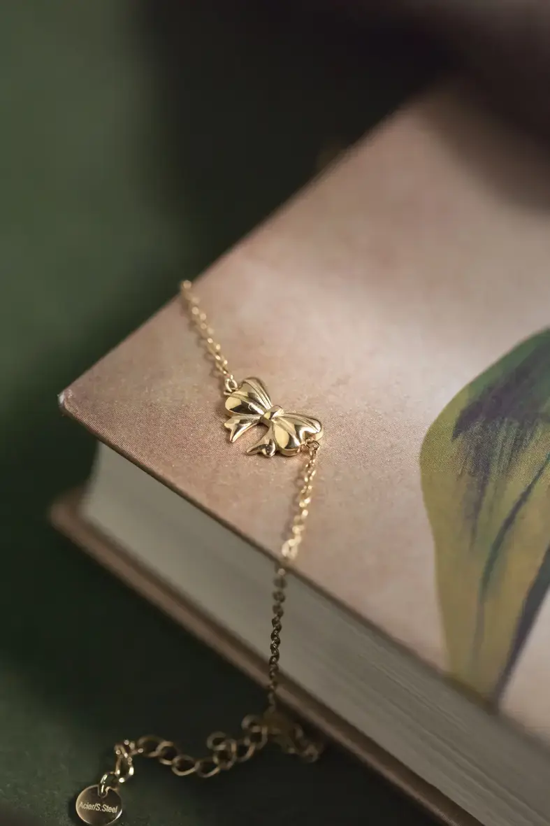 bracelet pour femme en acier inoxydable doré avec un ruban