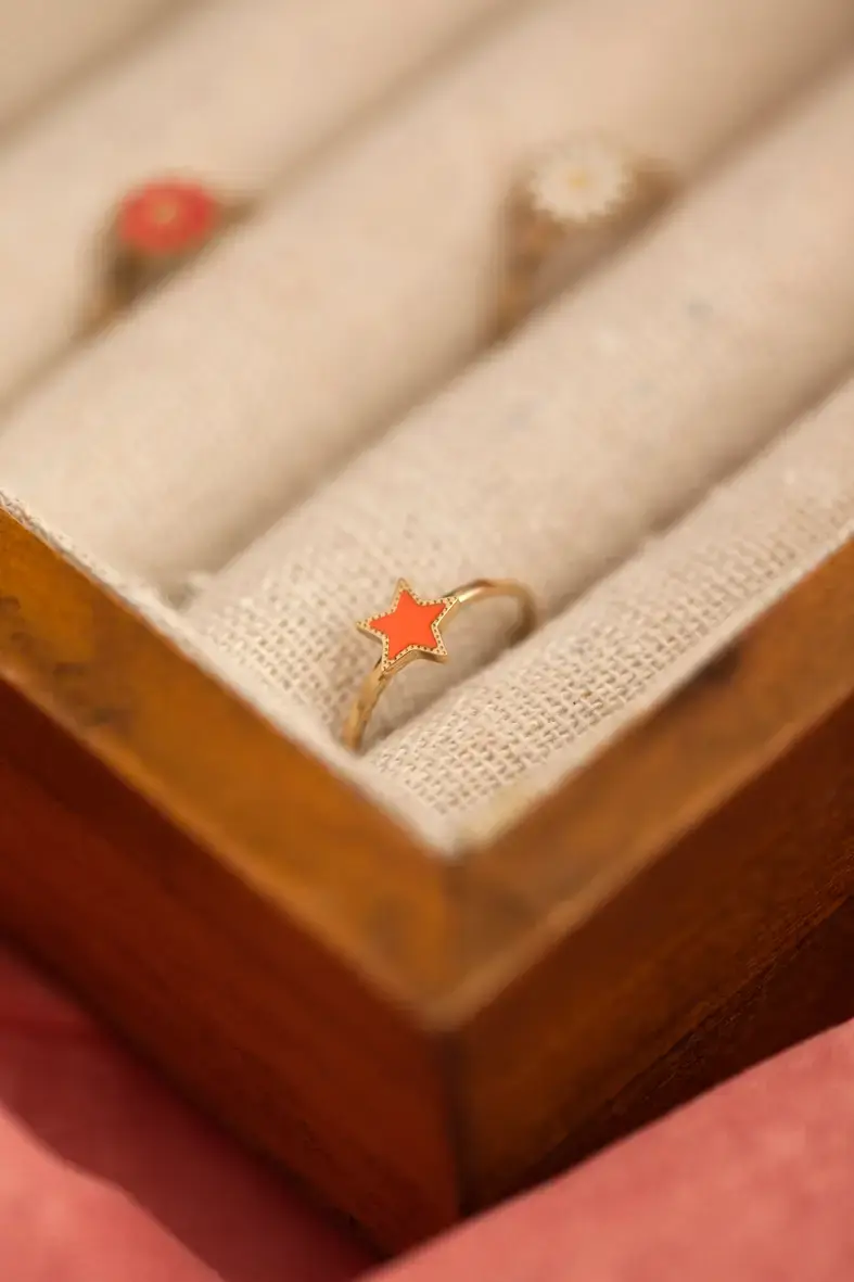 Thumbnail: bague ajustable pour enfant en acier inoxydable doré avec une étoile orange