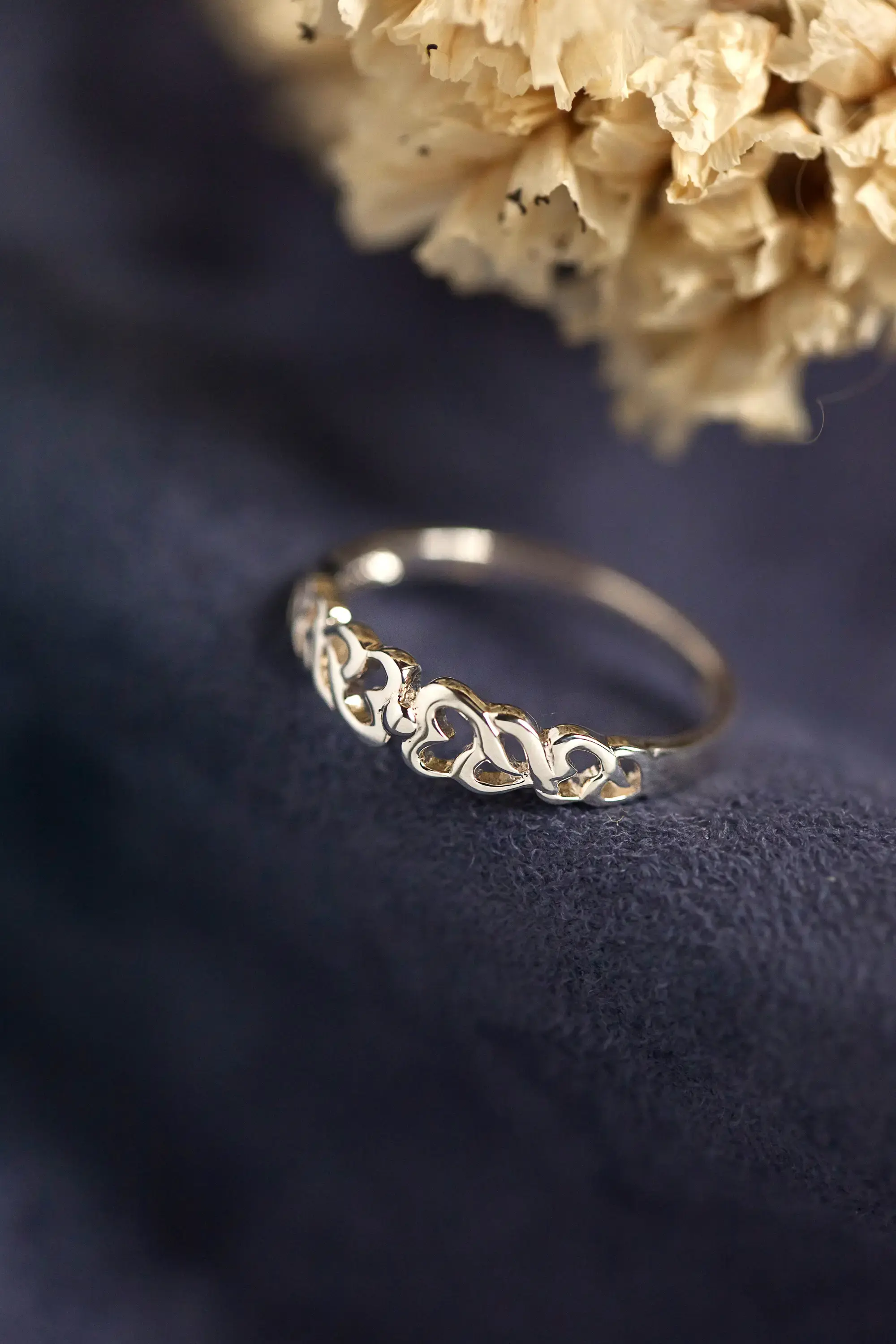 bague en argent avec plusieurs petits coeurs entrelacés