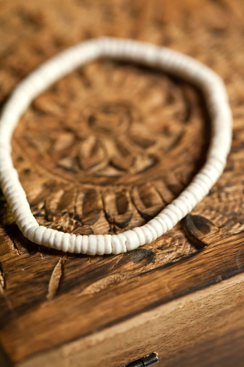 bracelet élastique pour homme avec des coquillages blancs