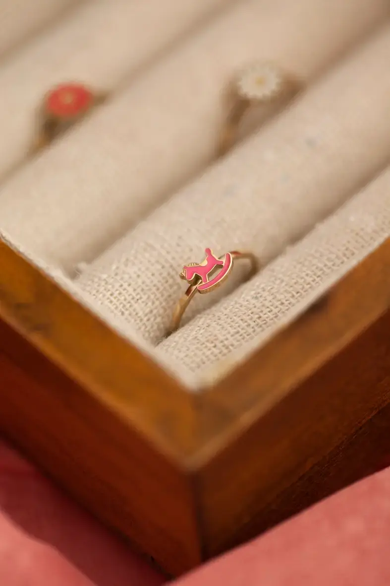 Miniature : bague ajustable pour enfant en acier inoxydable avec un cheval à bascule rose